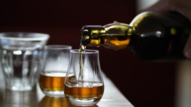 Scotch pour into glasses